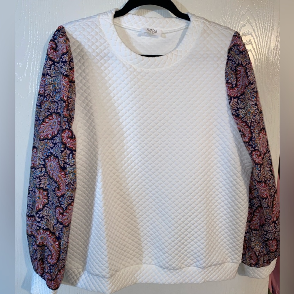 AVARA Boutique XL White Quilted Sweater with Paisley Sleeves